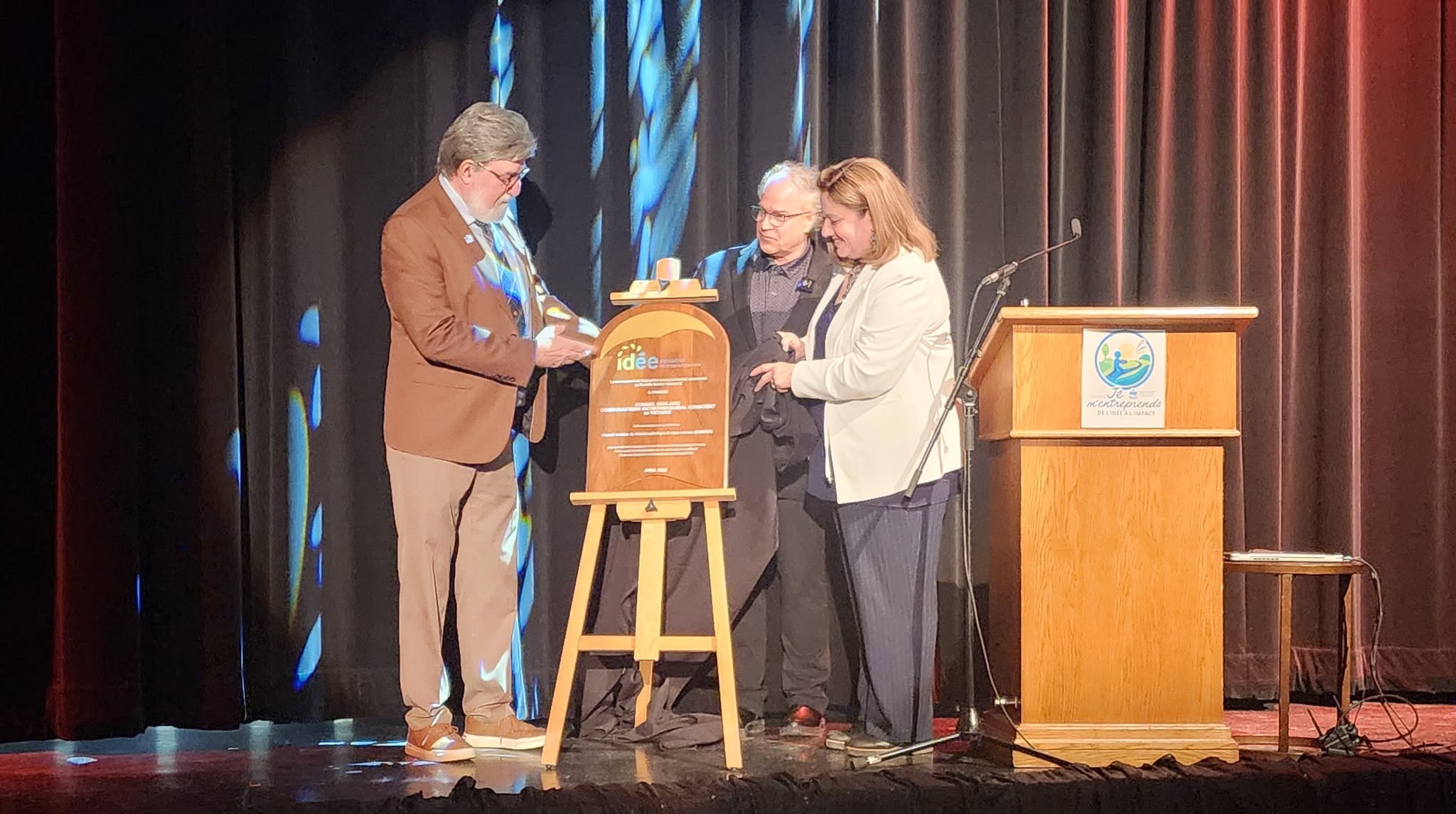 Dévoilement de la plaque reconnaissant le CSDCEO comme premier Conseil scolaire communautaire entrepreneurial conscient en Ontario