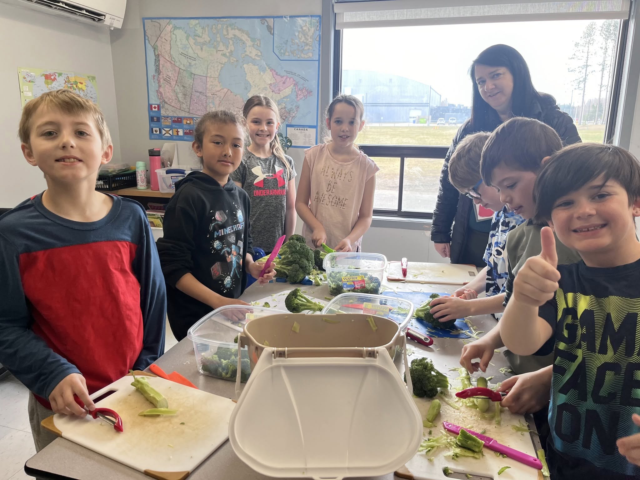 Des jeunes préparent des légumes ensemble dans leur classe