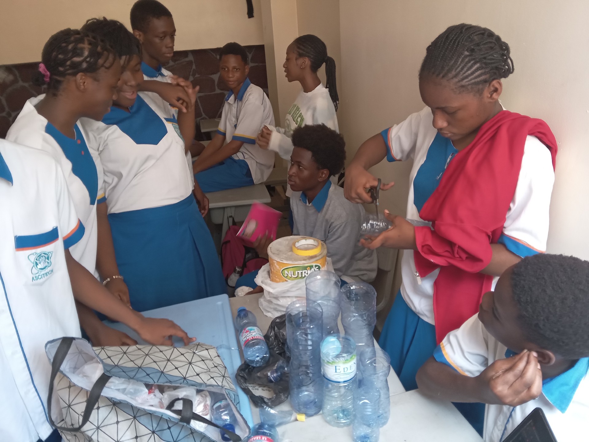 Des jeunes développent et présentent leur projet
