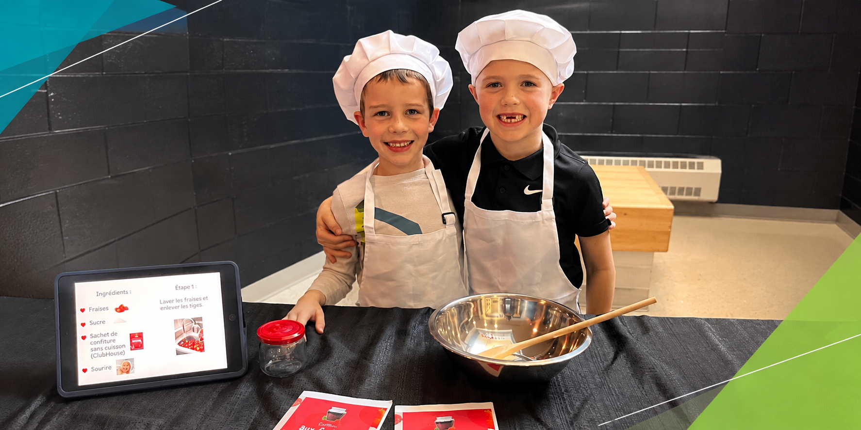 Deux jeunes présentent leur projet de confiture